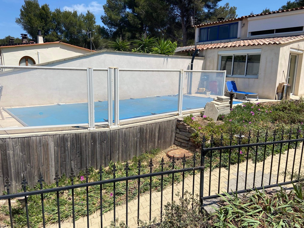 Avant – Abattage par démontage de Pins à Martigues