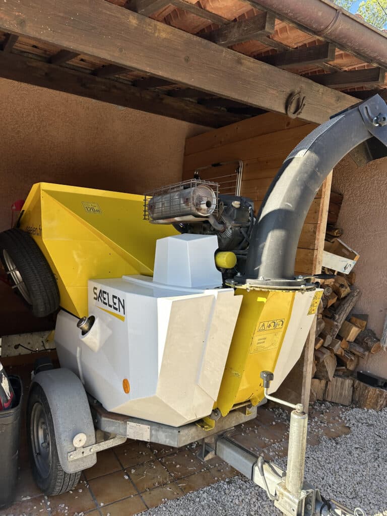 Broyeur de branches professionnel SAELEN (saelen.fr) jaune et blanc sur remorque. Niveau sonore Lwa 126 dB.